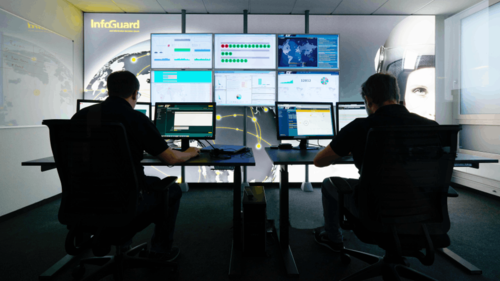 Um Gefahrensituationen zu beurteilen und frühzeitig Abwehrmaßnahmen einzuleiten, können Unternehmen die Security-Analyse an Dienstleister auslagern, wie dem InfoGuard Cyber Defence Center. (c) InfoGuard AG