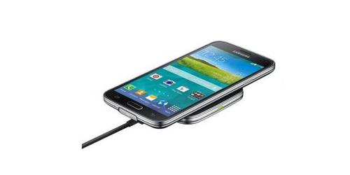 Upgrade-Paket fürs kabellose Laden: Das Samsung Ladeset EP-WG900 macht das Galaxy 5 mit Smartcover und Ladepad kompatibel mit der Spezifikation Qi. (c) pcwelt.de