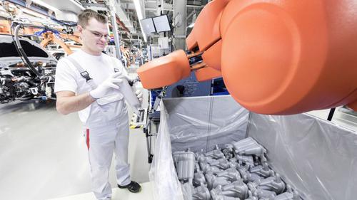 Teamwork mit Kollege Roboter? In der Audi-Produktion ist das längst Wirklichkeit. (c) Audi