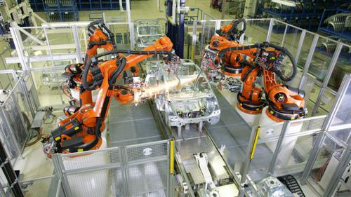 Die meisten Roboter der Zukunft werden so aussehen wie die der Gegenwart. Bei Autozulieferer Kuka Systems zum Beispiel kümmern sie sich ums Schweißen. (c) Kuka Systems