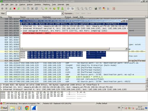 Die rote Markierung zeigt es deutlich: Wireshark hat ein auffälliges Netzwerkpaket entdeckt. Hier ist es ein von Nexpose modifiziertes SNMP-Paket im Rahmen eines Vulnerabilität-Scans. (c) Schlede/Bär