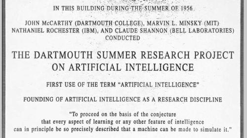 Eine Tafel am Gebäude des Dartmouth College erinnert an die legendäre Konferenz von 1956, auf der der Begriff „Artificial Intelligence“ ins Leben gerufen wurde. (c) Dartmouth.edu