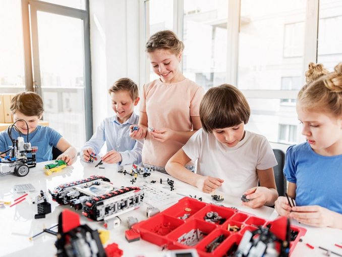 Kinder ab fünf Jahren erfahren in den einwöchigen Feriencamps von RoboManiac, wie sie mit Robotern, Tablets und Computern aktiv gestalten können. Sie lernen fächerübergreifend wichtige Grundprinzipien kennen, schulen sich im logischen Denken sowie Lösen von Problemen und lernen das Überwinden kleiner Frustrationen. (c) RoboManiac