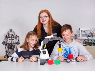 Einfach Ausprobieren: Lisa-Marie Hackenberger, 8 Jahre, und Paul Zakall, 13 Jahre, steuern das Modell eines Industrieroboters, das auf einen Tisch passt, aber genauso reagiert wie ein "großer". Lisamarie Schuster vom Practical Robotics Institute Austria erklärt, wie es geht.