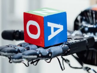Die Roboterhand von OpenAI kann einen Würfel drehen.