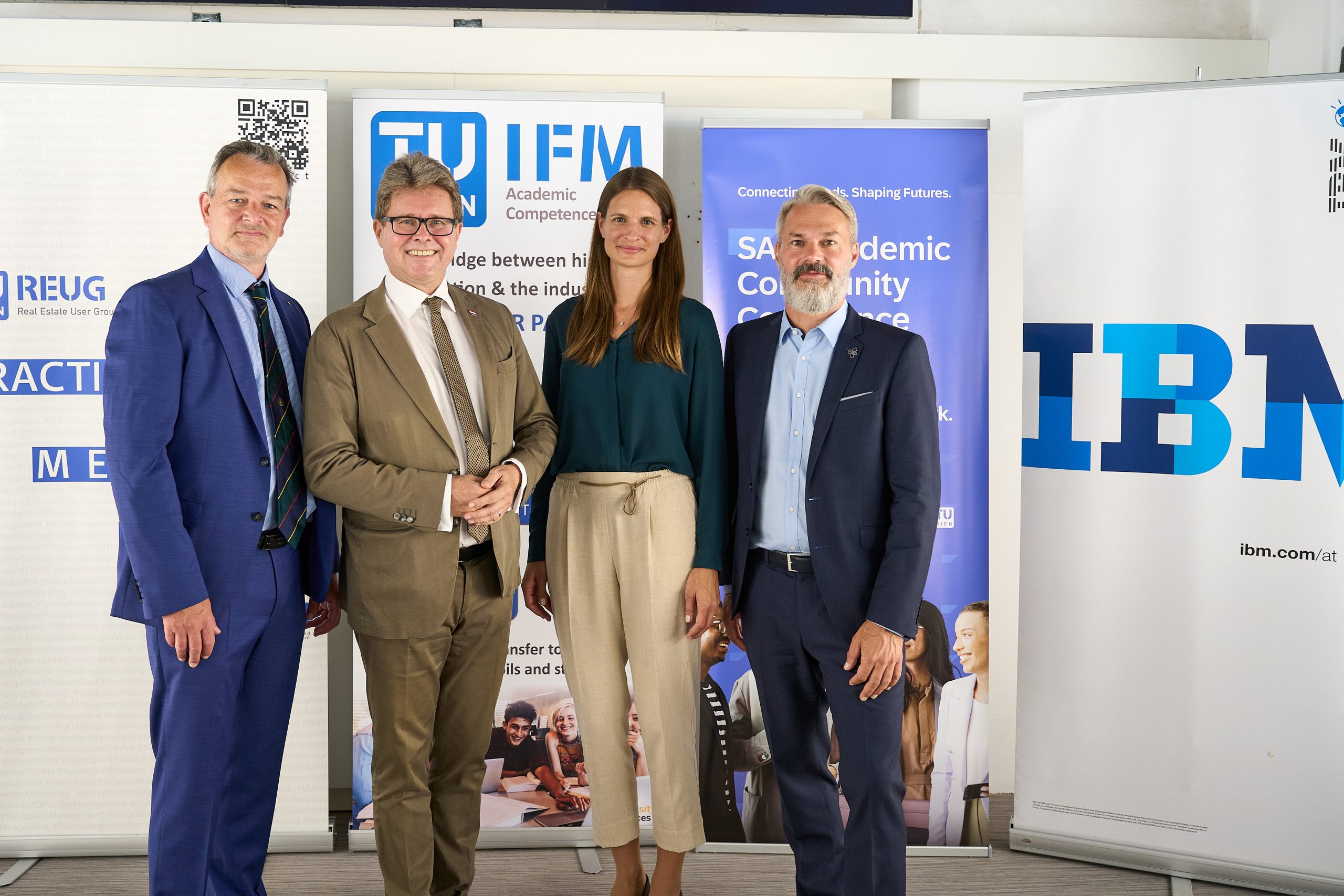 Prof. Dr. Alexander Redlein (ACC TU Wien), Bundesminister ao. Univ.-Prof. Dr. Martin Polaschek, Dr. Katharina Schäfer (SAP University Alliances) und David Faller (IBM R&D Labs). (c) Atelier Schulte