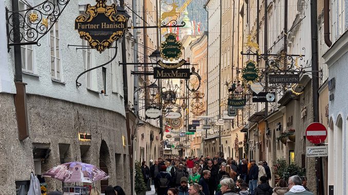 Touristen in der Salzburger Getreidegasse. (c) Klaus Lorbeer