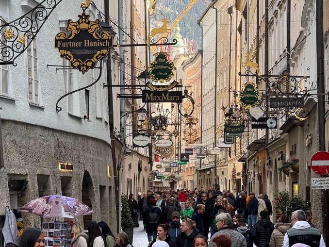 Touristen in der Salzburger Getreidegasse. (c) Klaus Lorbeer