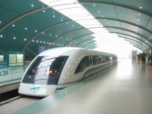 Schanghais Transrapid im Bahnhof. Der Hochgeschwindigkeitszug ist jetzt mit 5G ausgestattet.