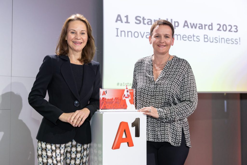 Foto von Patricia Neumann (links) und Sonja Wallner (rechts) die um ein A1 Podium stehen. Bei den Start Up Awards.