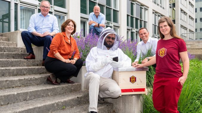 Die SuperBee-Gründer Andrea Kirchmayer und David Lechner präsentieren ihre App dem NÖ LH-Stv. Stephan Pernkopf, NÖ Wirtschaftslandesrat Jochen Danninger, tecnet equity-GF Doris Agneter und accent Inkubator-GF Michael Moll.