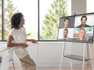 Bei einer Teams-Besprechung können Nutzer zwei Surface Hub-Geräte gleichzeitig verwenden. (c) Microsoft