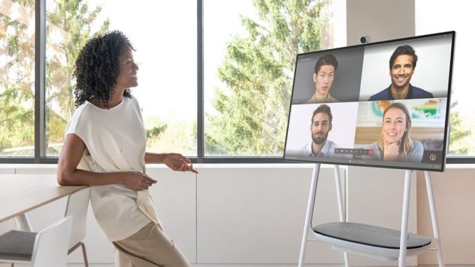 Bei einer Teams-Besprechung können Nutzer zwei Surface Hub-Geräte gleichzeitig verwenden. (c) Microsoft