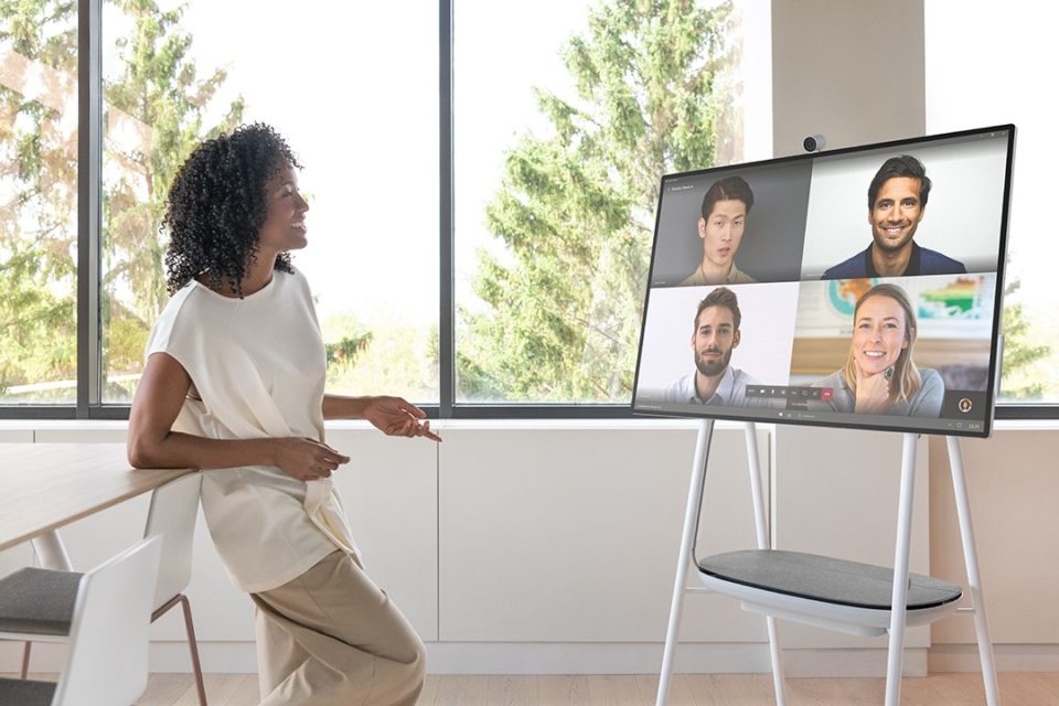 Bei einer Teams-Besprechung können Nutzer zwei Surface Hub-Geräte gleichzeitig verwenden. (c) Microsoft