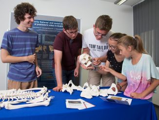 V.l.n.r.: Lukas Waltenberger vom Archäologie-Institut der Akademie der Wissenschaften zeigt Rene (17), Harald (17), Sophie (13) und Michelle (9) seine lebensechten Modelle von Menschenknochen. Das Institut untersucht, wie Mütter in der Steinzeit lebten. Die jungen Besucher der "European Researchers' Night 2018" können an Becken und Schädel erkennen, ob die Knochen von einer Frau oder einem Mann stammen.