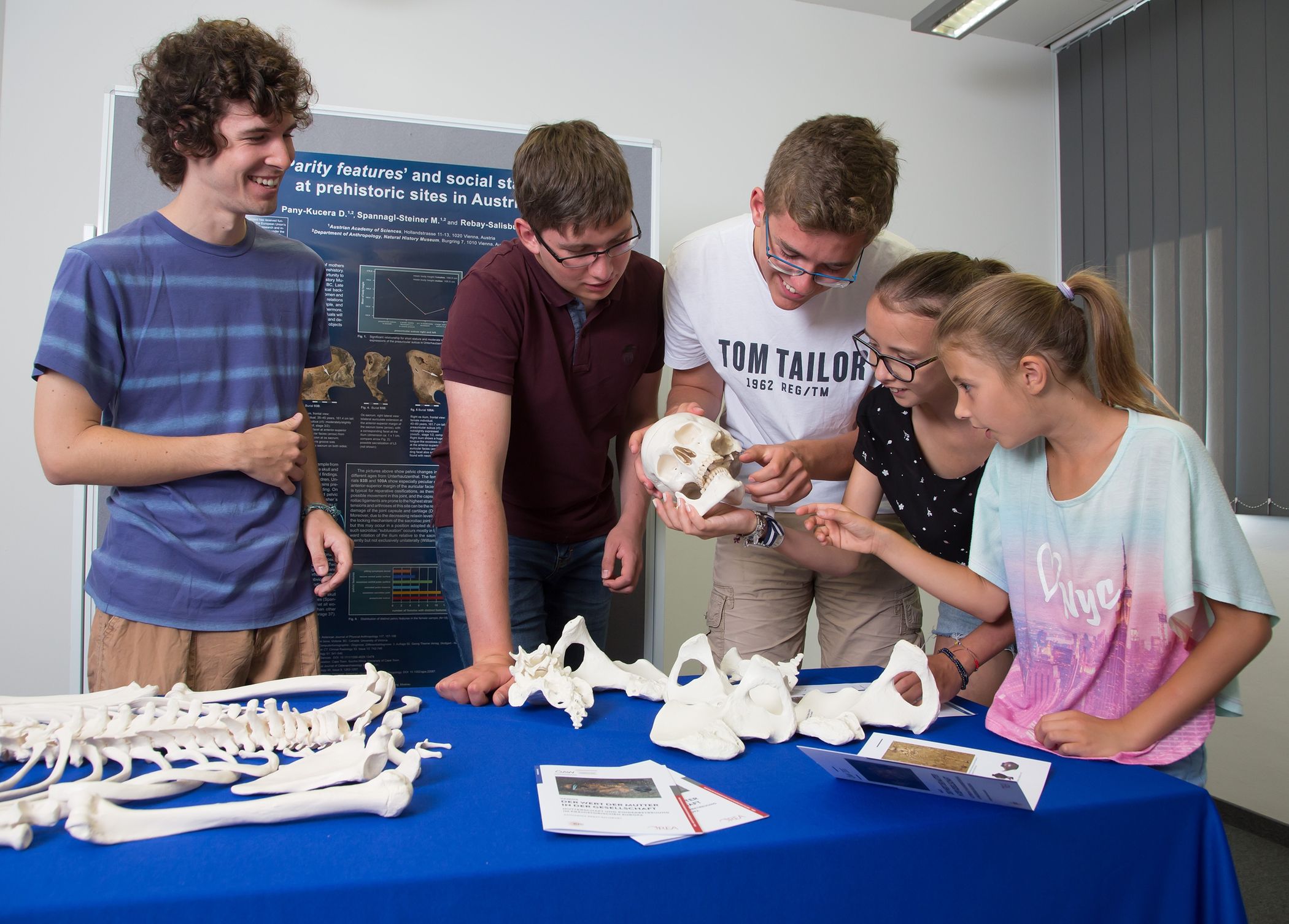 V.l.n.r.: Lukas Waltenberger vom Archäologie-Institut der Akademie der Wissenschaften zeigt Rene (17), Harald (17), Sophie (13) und Michelle (9) seine lebensechten Modelle von Menschenknochen. Das Institut untersucht, wie Mütter in der Steinzeit lebten. Die jungen Besucher der "European Researchers' Night 2018" können an Becken und Schädel erkennen, ob die Knochen von einer Frau oder einem Mann stammen.