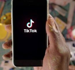 TikTok will gegen Fehlinformation ankämpfen.