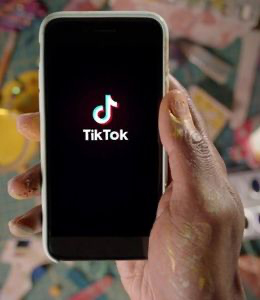 TikTok will gegen Fehlinformation ankämpfen.