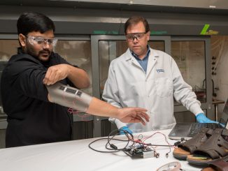 Sagar Doshi (black shirt, beard) und Erik Thostenson testen einen Elbogen-Schützer, der mit einem ihrer neuen Sensoren ausgestattet ist.