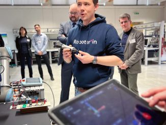 Wandelbots-Co-CEO Christian Piechnick demonstriert im BSZ ET in Dresden die Technologie. (c) Wandelbots