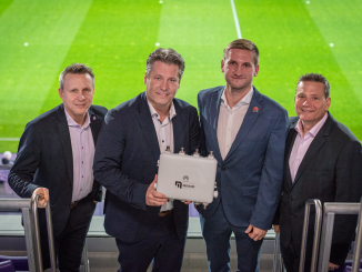 Johannes Dobretsberger, Harald Zagiczek, Michael Nowak und Markus Löschnigg mit einem AirEngine Access Point (v.l.n.r.) / (c) Huawei/Catharina Rieder