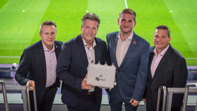 Johannes Dobretsberger, Harald Zagiczek, Michael Nowak und Markus Löschnigg mit einem AirEngine Access Point (v.l.n.r.) / (c) Huawei/Catharina Rieder