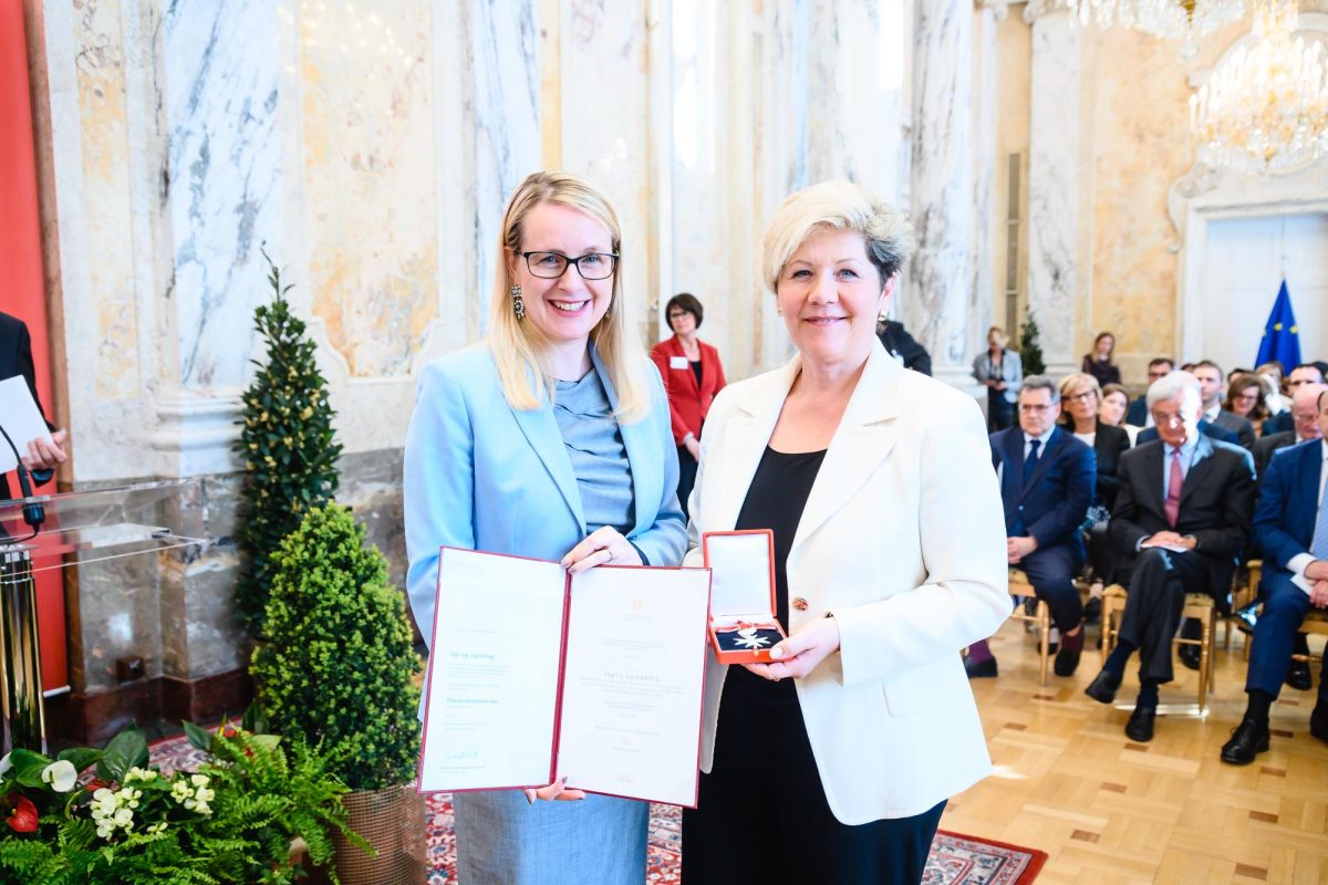 Wirtschaftsministerin Margarete Schramböck überreicht Das Silberne ...