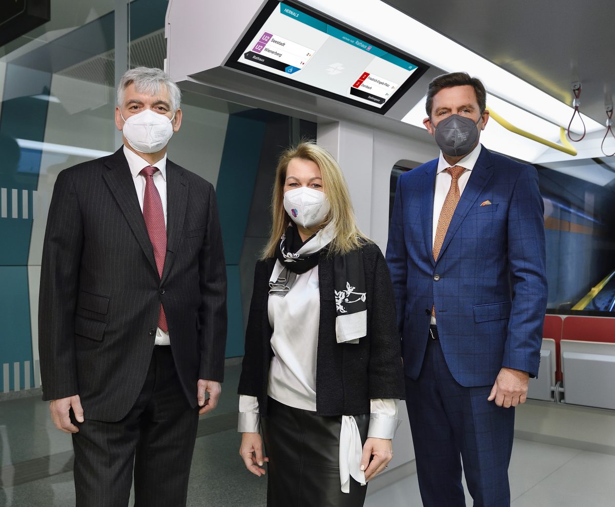 Arnulf Wolfram (CEO Siemens Mobility Austria), Alexandra Reinagl (Geschäftsführerin Wiener Linien) und Peter Hanke (Öffi-Stadtrat) präsentierten das neue Fahrgastinfosystem der Wiener Linien. (c) Wiener Linien / Zinner