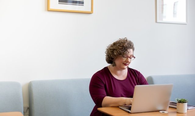 Frauen zeigen im Schnitt mehr Loyalität und warten erst einmal ab, bevor sie überhastet das Handtuch werfen. (c) Unsplash