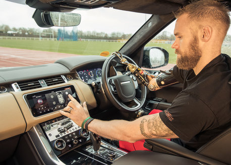 Mark Ormrod am Steuer des Fahrzeugs mit dem neuen System.