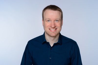 Portraitfoto von Christoph Ehlers, der sich hier zu DevSecOps und DevOps im Allgemeinen äußert.