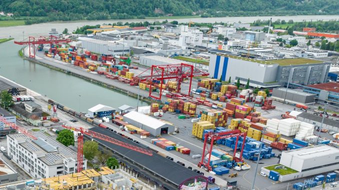 Rund 5 Mio. Tonnen Güter werden im öffentlichen Linzer Hafen Jahr für Jahr umgeschlagen. (c) Pertlwieser