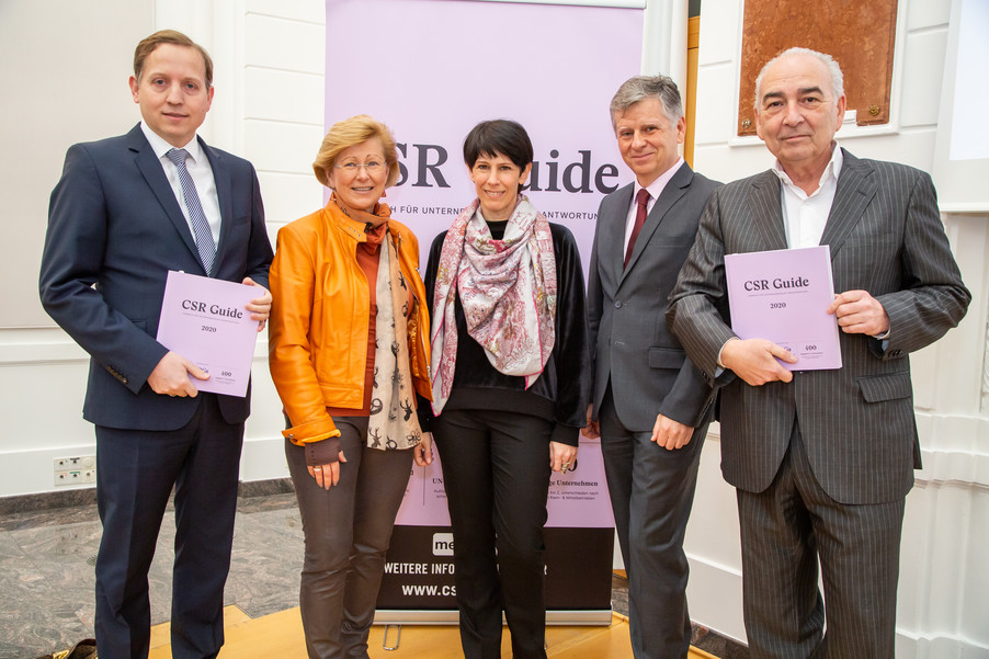 Die Präsentation des CSR Guide fand in der Österreichischen Kontrollbank im ersten Wiener Gemeindebezirk statt: v.l.n.r. Michael Esterl (Generalsekretär Bundesministerium für Digitalisierung und Wirtschaftsstandort), Martina Pecher (Pecher Consulting), Barbara Coudenhove-Kalergi (Industriellenvereinigung), Michael Fembek (Herausgeber CSR Guide) und Germanos Athanasiadis (Verleger)