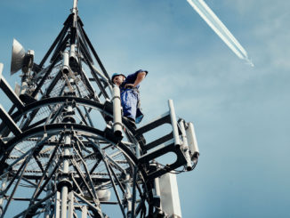 Das Bodennetz von EAN unterscheidet sich stark von "normalen" LTE-Netzen: Es kann mit Geschwindigkeiten von bis zu 1.200 km / h und in Höhen von 10 km arbeiten, um die Flugzeuge über dem Boden zu erreichen. (c) Deutsche Telekom