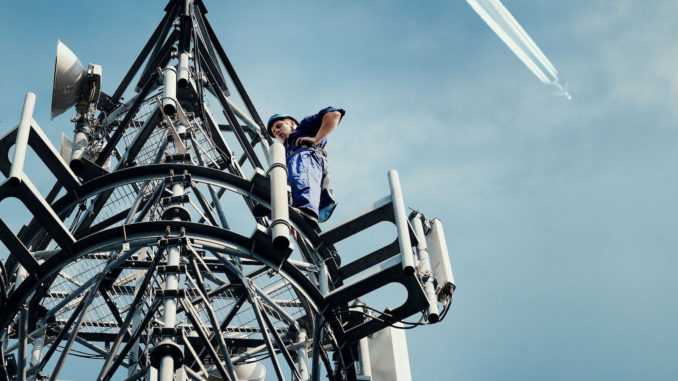 Das Bodennetz von EAN unterscheidet sich stark von "normalen" LTE-Netzen: Es kann mit Geschwindigkeiten von bis zu 1.200 km / h und in Höhen von 10 km arbeiten, um die Flugzeuge über dem Boden zu erreichen. (c) Deutsche Telekom