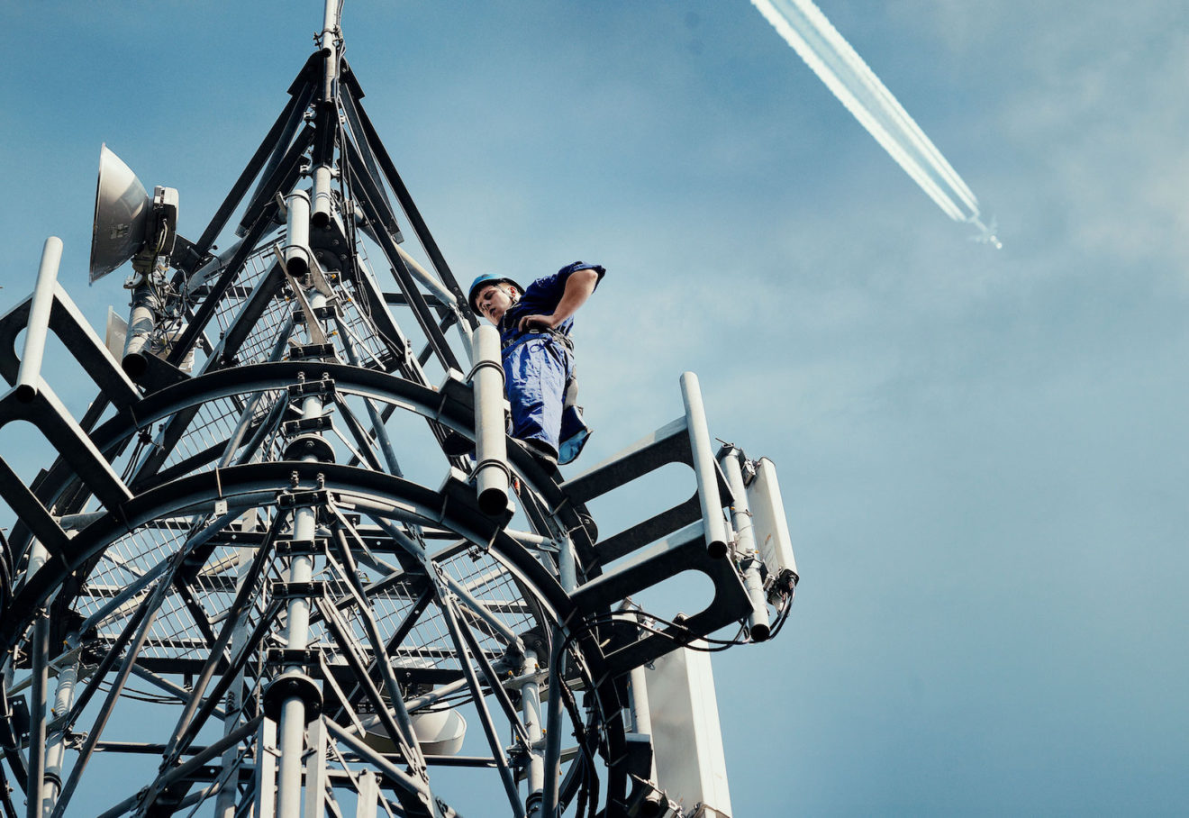 Das Bodennetz von EAN unterscheidet sich stark von "normalen" LTE-Netzen: Es kann mit Geschwindigkeiten von bis zu 1.200 km / h und in Höhen von 10 km arbeiten, um die Flugzeuge über dem Boden zu erreichen. (c) Deutsche Telekom