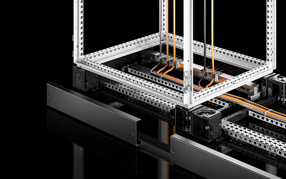 Sockel für den Großschrank VX: Der komplette Sockelraum unterhalb des Schaltschranks kann genutzt werden, um Kabel flexibel unterzubringen. (c) Rittal