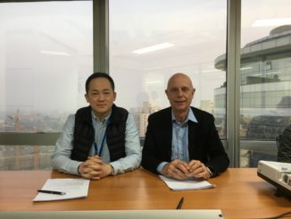 Datcent-Vizepräsident Mark Wang und kvm-tec-CEO Dietmar Pfurtscheller bei der Vertragsunterzeichnung. (c) kvm-tec