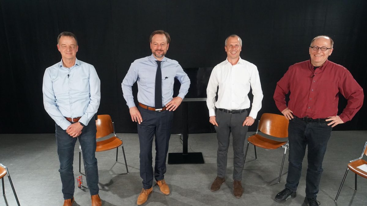 Der Round Table zum Thema »Mit IT zu einer nachhaltigen Wirtschaft?« fand als Hybrid-Veranstaltung statt. Im Studio anwesend waren (v.l.n.r) Gernot Hochfellner (AfB), Matthias Steybe (CHG-Meridian), Michael Swoboda (ETC) und Moderator Klaus Lorbeer. Per Video zugeschaltet war Thomas Schneider (Scopevisio). (c) Karl Glawischnig