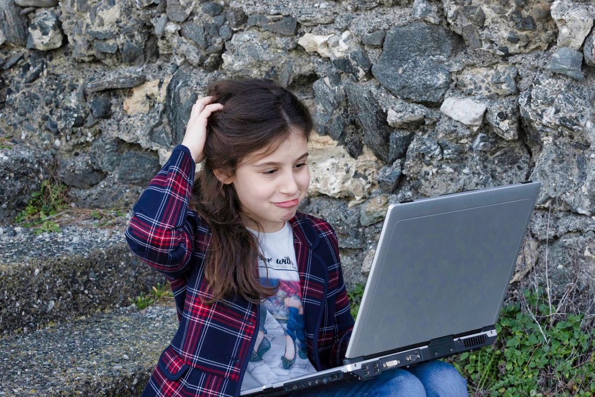 Digitale Geräte und das Internet sind aus dem Alltag der Kinder nicht mehr wegzudenken. (c) pixabay