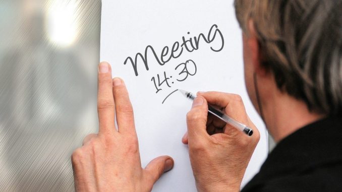 Um sich und andere zu informieren, gibt es bessere Wege als Meetings. (c) Pixabay