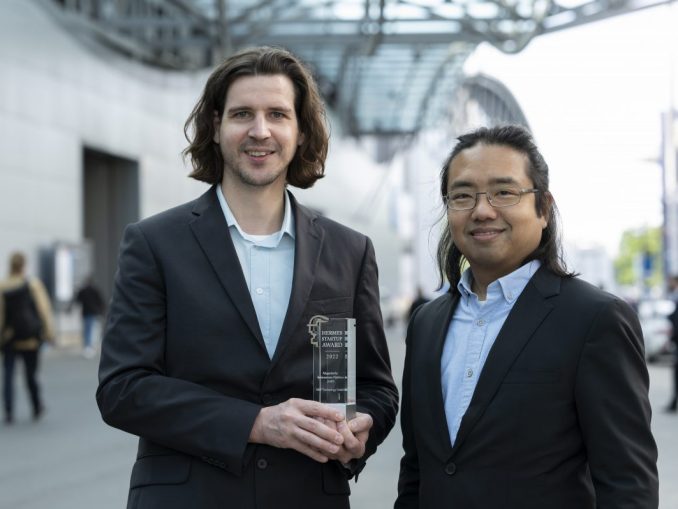 Dr.-Ing. Mathias Rechel, Geschäftsführer, und Dr.-Ing. Piriya Taptimthong, Technischer Leiter, beide Mip Technology GmbH, haben den HERMES Startup AWARD gewonnen. (c) deutsche Messe