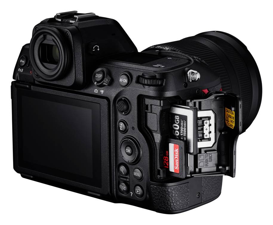 Seitenansicht der Nikon Z 8 mit offenen Kartenslots