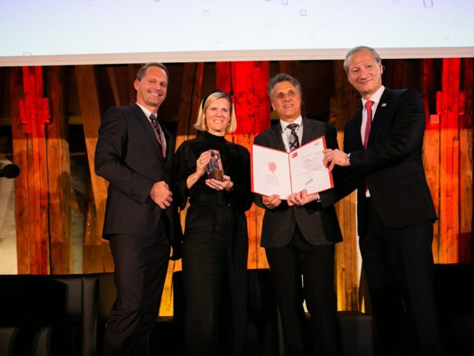 DI (FH) Thomas Greiner, MSc, TÜV AUSTRIA Wissenschaftspreisträger 2016, Mag. Silvia Kaupa Götzl LL.M. und Ewald Koller, ÖBB Postbus GmbH, Dr. Stefan Haas, CEO TÜV AUSTRIA Group. (c) TÜV Austria/Saskia Jonasch