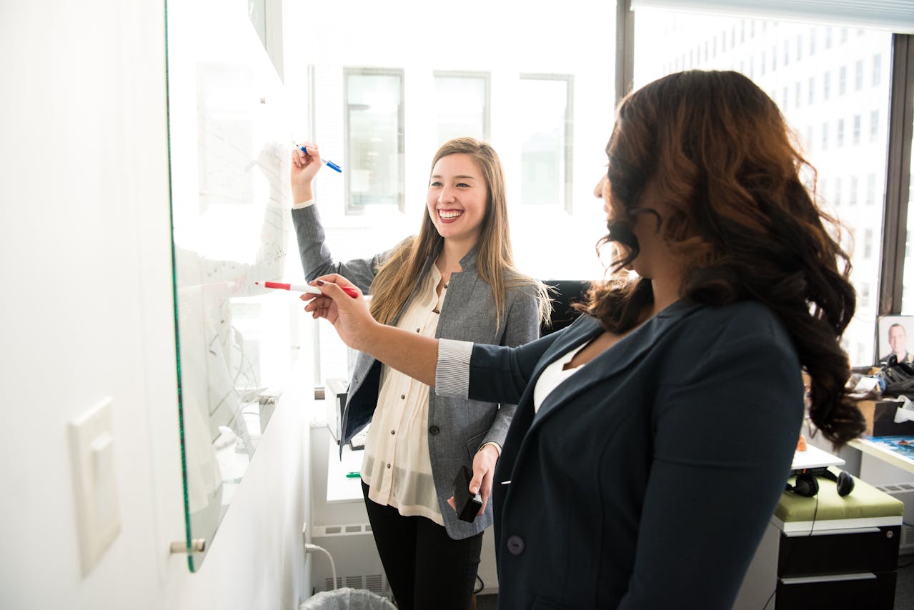 Arbeitgeber, die regelmäßige Upskilling-Programme anbieten, können nicht nur ihre Mitarbeiter binden, sondern auch Innovationen im Unternehmen vorantreiben. (c) Pexels