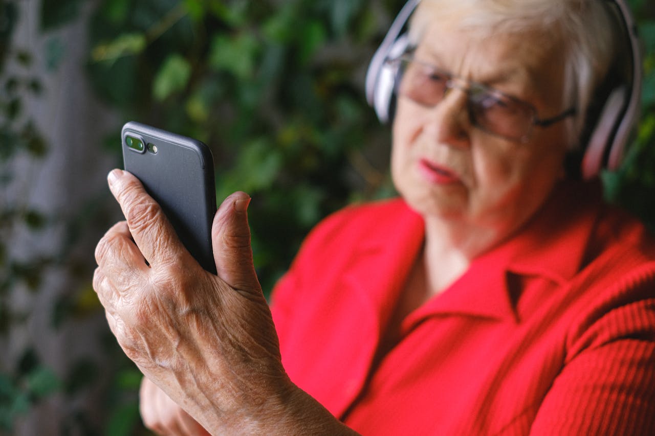 Laut der Umfrage des TÜV-Verbands wechseln 16 Prozent der Verbraucher ihr Smartphone bereits nach zwei Jahren aus. (c) Pexels