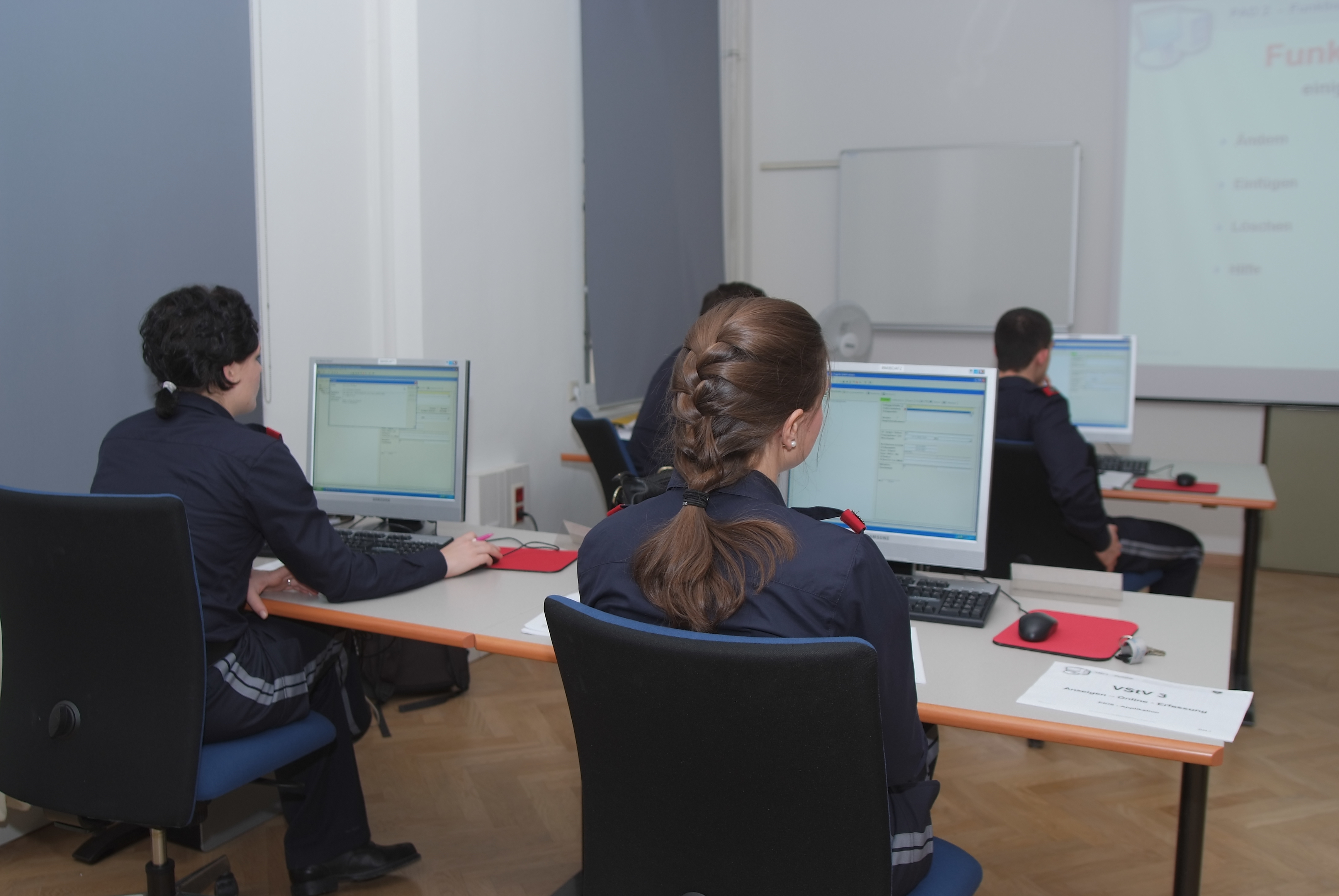 Schulung am PC für Polizistinnen und Polizisten, die jetzt im Zuge Ihrer Ausbildung an der Sicherheitsakademie auch den ECDL absolvieren.