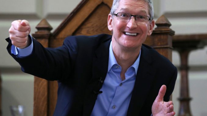 Apple-CEO Tim Cook hat gut lachen, verdient er doch 133,7 Millionen Dollar pro Jahr. Damit ist er aber nur die Nummer 2 und verdient nicht einmal halb soviel wie der bestverdienende CEO Elon Musk (Tesla). Sein Kontostand erhöht sich jährlich um 595,3 Millionen Dollar. (c) Laura Hutton / Shuuterstock