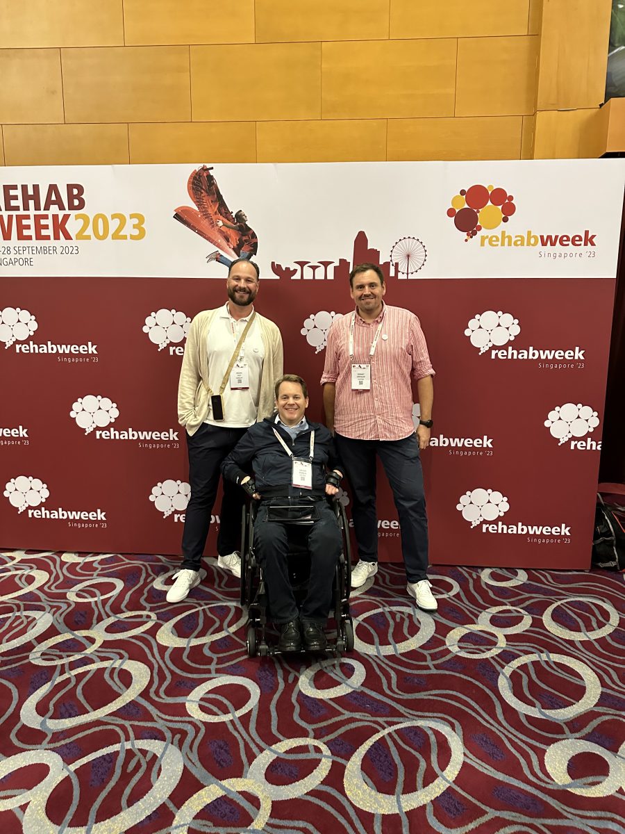 Das Team hinter der App: v.l.n.r. Dennis Veit, Gregor Demblin, Gernot Greimler bei der Rehabweek in Singapur. (c) tech2people