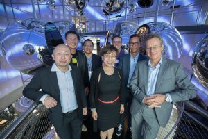 Auch bei den Gästen aus Singapur ein beliebtes Fotomotiv und fast schon ein Wahrzeichen von Linz: Die voestalpine Stahlwelt. Von links nach rechts: Alan Goh, VP ITMA and CIO of M1, Kim Ee Ng, Dynatrace Singapore Country Director, See Yoong Hwee, Council Member ITMA and CIO of YTL PowerSeraya, Siew Yim Cheng, President ITMA and CIO of JTC, Florian Ortner, Chief Product Officer Dynatrace, Matthias Scharer, SVP Business Operations Dynatrace, Dr. Manfred Immitzer, CEO and Chief Digital Officer of Porsche Informatik GmbH